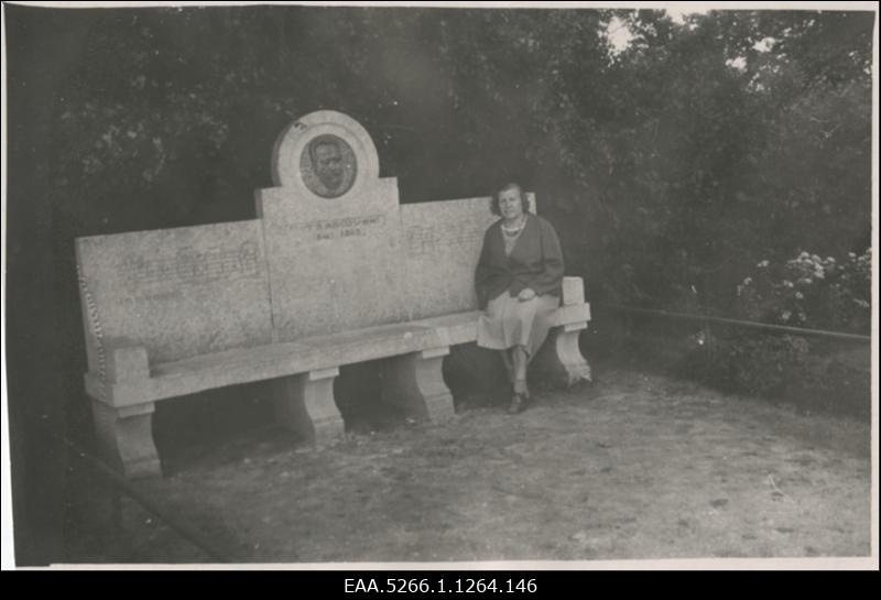 B. Labi Tshaikovski pingil Haapsalus