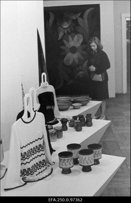 Vaade näituse „Rahvakunst ja tänapäev“ ekspositsoonile Tallinna Kunstihoones.  duplicate photo