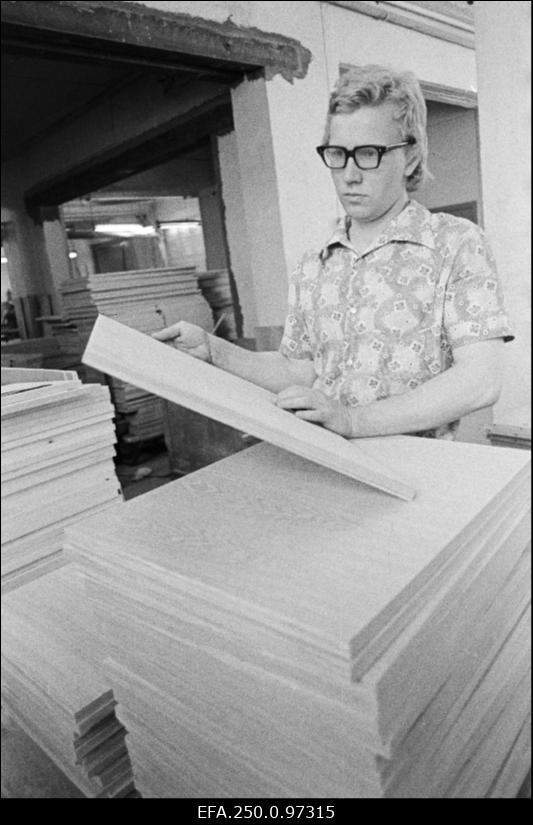 Puidutöötlemiskombinaadi „Viisnurk“ mööblitsehhi lahtisaagija Jaan Tamm oma tööülesannete täitmisel.