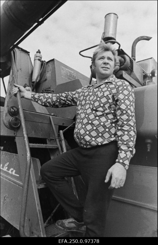 Orissaare kolhoosi kombainer Kalju Teevet viljakoristuse perioodil.