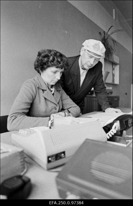 Oiderma sovhoosi rahvakontrolligrupi esimees, parteialgorganisatsiooni sekretäri asetäitja Theodor Palusalu (paremal) rahvakontrolligrupi liikme, dispetšer Vaike Kruusega mõtteid vahetamas.