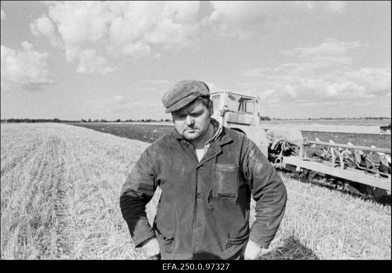 Karuse kolhoosimehhanisaator T. Kütt kõrrekoorimisel.