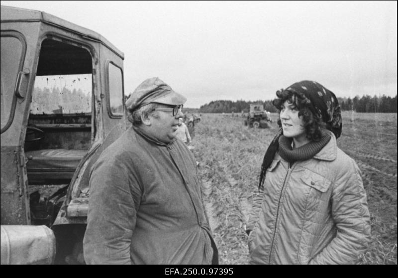 Kehra sovhoosi traktorist Helmut Kuura ja Lilli osakonna brigadir Ilme Verevmägi töö üle mõtteid vahetamas.