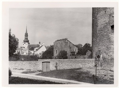 All-city. View Kiek in de Kök from next to the artillery tower in n- direction. In the back of the Toomkirik  similar photo