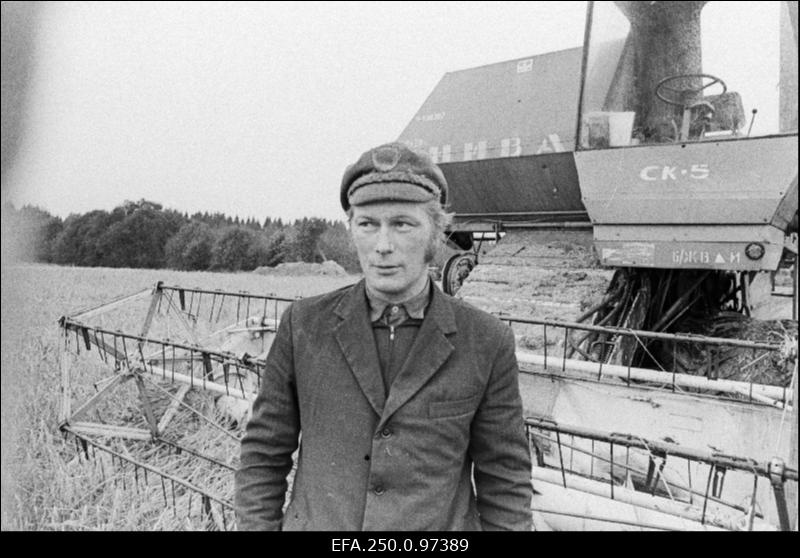 Habaja sovhoosi kombainer U. Vahemäe viljakoristuse ajal.