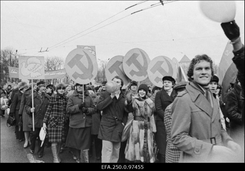 Tallinna töötajad Suure Sotsialistliku Oktoobrirevolutsiooni 61. aastapäevale pühendatud demonstratsioonil.