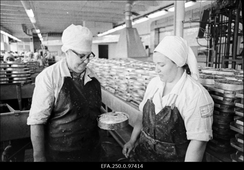 Kalurikolhoosi „Lääne Kalur“ preservitsehhi pakkija Elfrida Aavekukk (vasakul) ja Anna Gordejeva tööl.