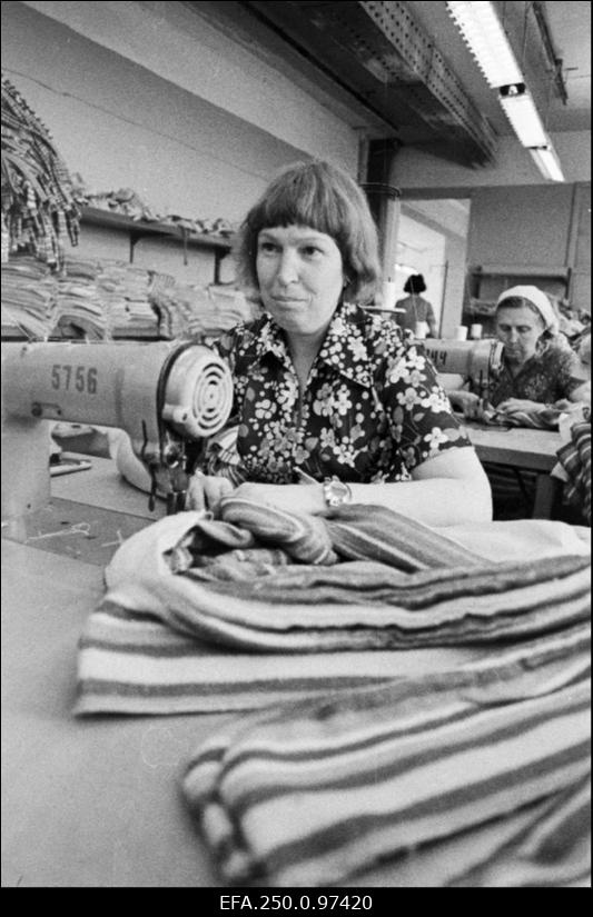 Tekstiilivabriku „Sulev“ õmbleja Valentina Minina töötamas.