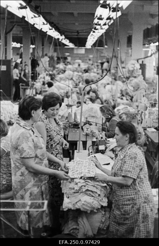 Trikotaažitootmiskoondise „Marat“ brigadir Tatjana Senkevitš (keskel) koos oma brigaadi õmblejate Milda Keva (vasakul) ja Aleksandra Kapustinaga toodangu kvaliteeti kontrollimas.