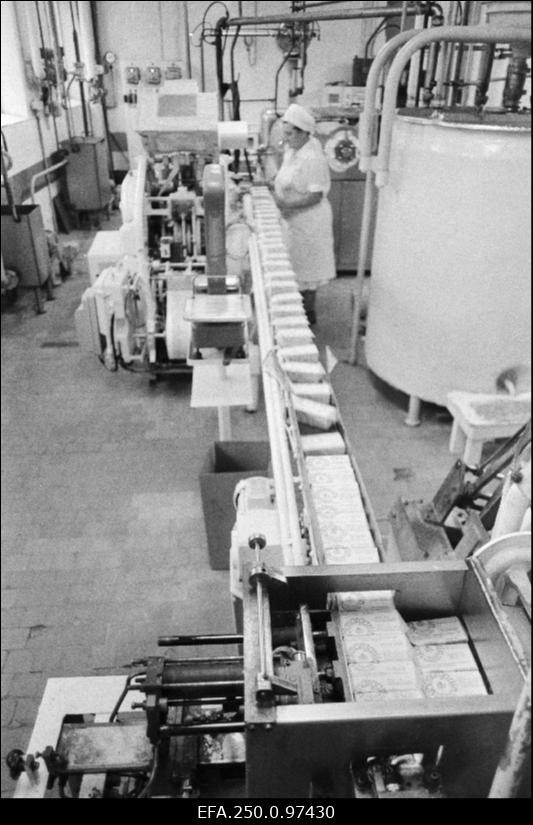 Tallinna Parfümeeria ja Toidurasvade Kombinaadi masinist Raissa Fjodorova margariinipakkimise automaatliinil töötamas.