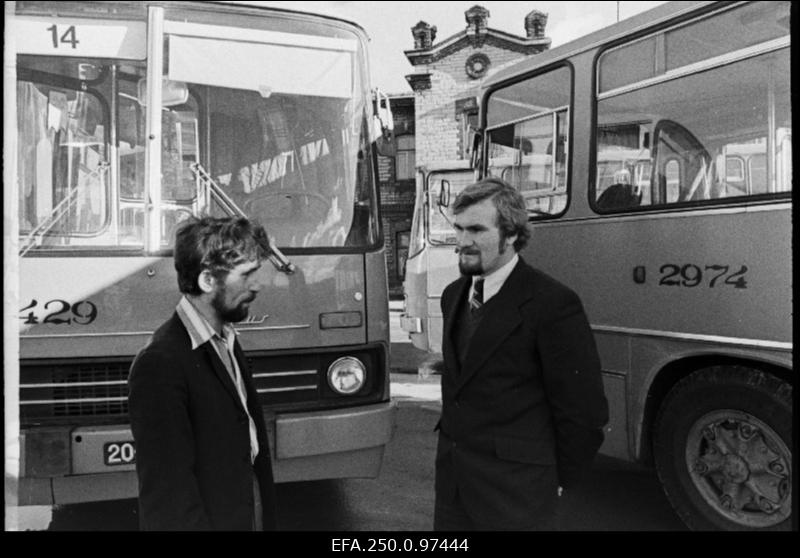 Tallinna Autobussipargi bussijuhid, vaneminstruktor Jüri Vahtra (paremal) ning komsomoli- ja noortebrigaadi brigadir Dmitri Sidorenko bussipargis.