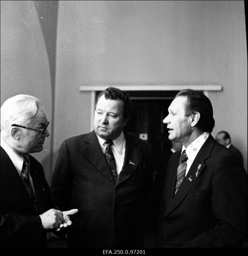 Eesti NSV ülemnõukogu saadikud (vasakult): Eesti NSV Ministrite Nõukogu Koondise „Eesti Põllumajandustehnika“ esimees Aleksander Mette, EKP Pärnu Rajoonikomitee esimene sekretär Jan Ganzen ja Harju rajooni „Rahva Võidu“ kolhoosi esimees, sotsialistliku töö kangelane Rudolf Mannov Eesti NSV Ülemnõukogu üheksanda koosseisu erakorralise, üheksanda istungjärgu vaheajal mõtteid vahetamas.