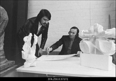 Arhitekt Rein Luup (vasakul) ja skulptor Edgar Viies peavad aru järjekordse töö üle.  duplicate photo