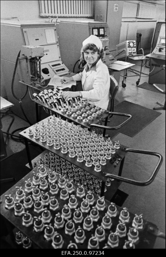 M. I. Kalinini nimelise Elektrotehnika tehase pooljuhtide tsehhi katsetaja Nadežda Frolova oma töö juures.