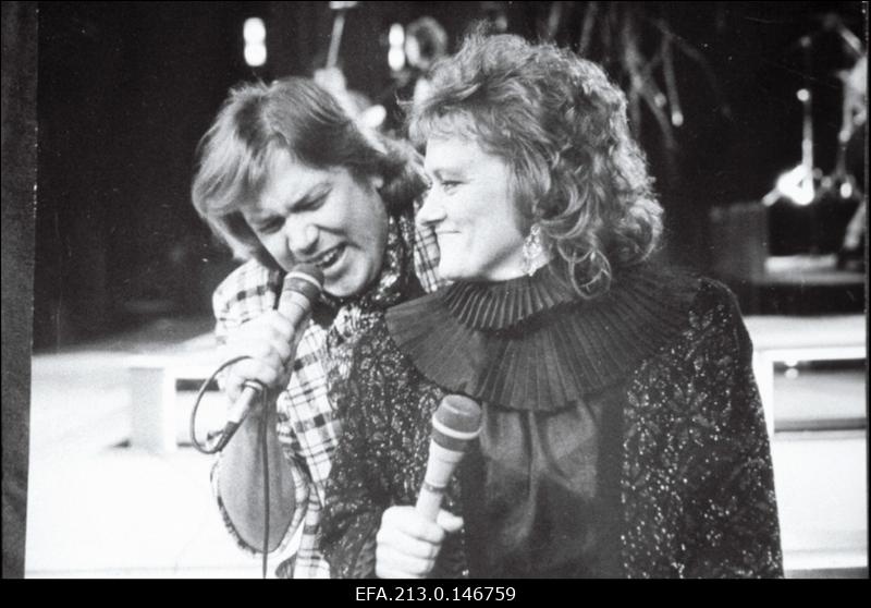 Kaader filmistuudio Tallinnfilm muusikafilmist "Pingul keel" (tööpealkirjaga "Sellised me oleme"), Osades lauljad Silvi Vrait ja Tõnis Mägi.