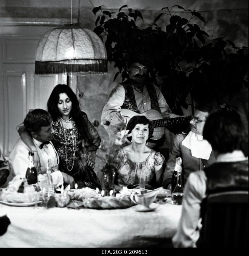 Tallinnfilmi mängufilm "Karikakramäng: Tätoveering". Mustlanna Zoritsa osas Zoja Tsjurilo, mustlase osas Aleksandr Habalov, Leida osas Marje Metsur, konstaabli osas Karl Kalkun.