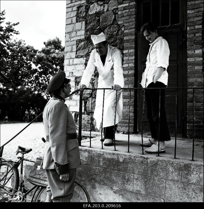 Tallinnfilmi mängufilm "Karikakramäng: Tätoveering". Konstaabli osatäitja Karl Kalkun, Meieri osatäitja Arnold Altmäe,  Marguse osatäitja Arvo Kukumägi.