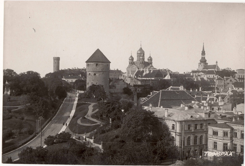 Toompea and Old Town from SO from the tower of the Jaan Church. At the forefront of the Harju Mount, Kiek in de Kök. In the back of Long Hermann, Nevski Cathedral and Toomkirik