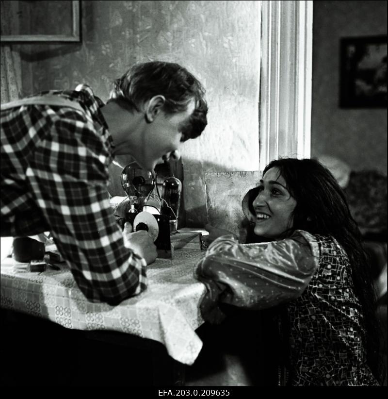 Tallinnfilmi mängufilm "Karikakramäng: Tätoveering". Marguse osas Arvo Kukumägi, mustlanna Zoritsa osas Zoja Tsjurilo.