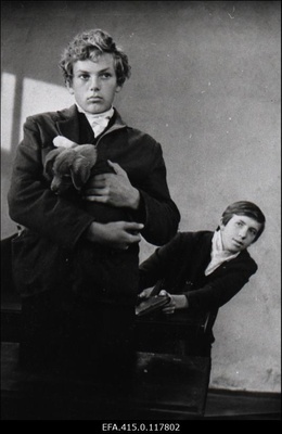 Kaader Tallinnfilmi mängufilmist "Kevade". Tootsi osas Aare Laanemets kutsikaga ja Vipperi osas Raul Haaristo.  similar photo