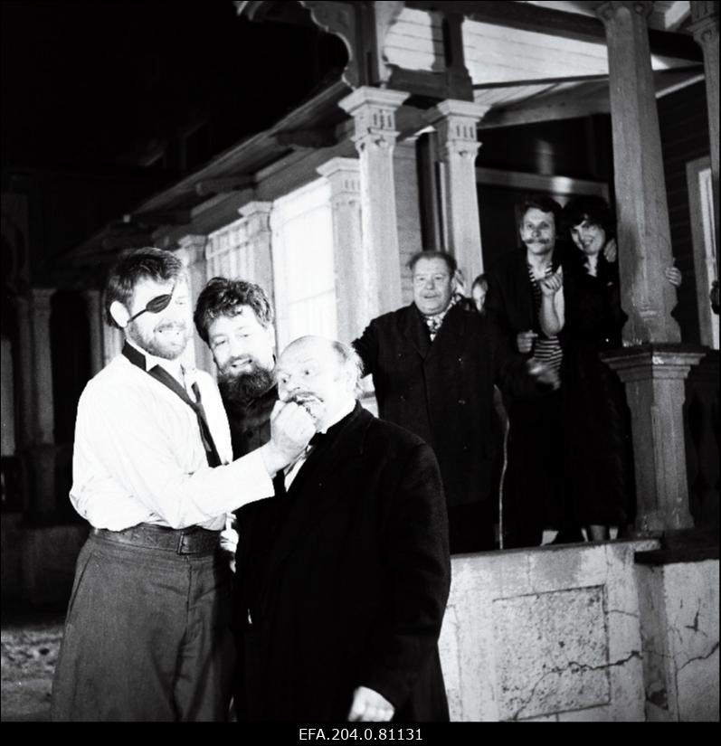 Stseen filmistuudio "Tallinnfilm" mängufilmist "Gladiaator", (vasakult) Leedu näitleja Vitautas Tomkus Joonas Tihu rollis, Heino Raudsik Tiidrikuna ja Eesti NSV teeneline kunstnik Jaan Sammul.