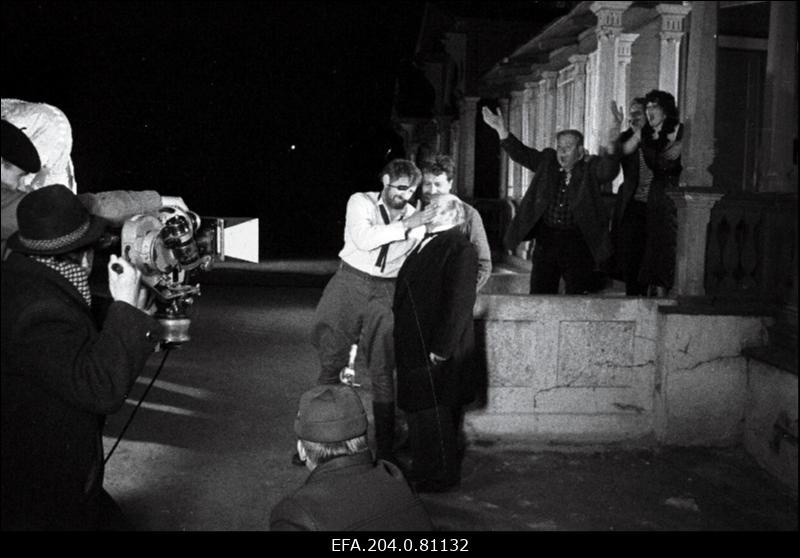 Filmistuudio "Tallinnfilm" mängufilmi "Gladiaator" võtetel, (keskel vasakult) Leedu näitleja Vitautas Tomkus Joonas Tihu rollis, Heino Raudsik Tiidrikuna ja Eesti NSV teeneline kunstnik Jaan Sammul. Kaamera taga operaator-lavastaja Mihhail Dorovatovski.