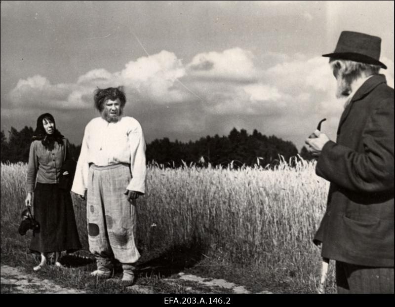 Kaader filmistuudio Tallinnfilm mängufilmi Põrgupõhja uus Vanapagan, vasakult: Lisette- Leida Rammo ja Jürka - Elmar Salulaht.