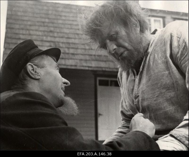 Kaader filmistuudio Tallinnfilm mängufilmist Põrgupõhja uus Vanapagan, vasakult: Ants - Ants Eskola, Jürka - Elmar Salulaht.