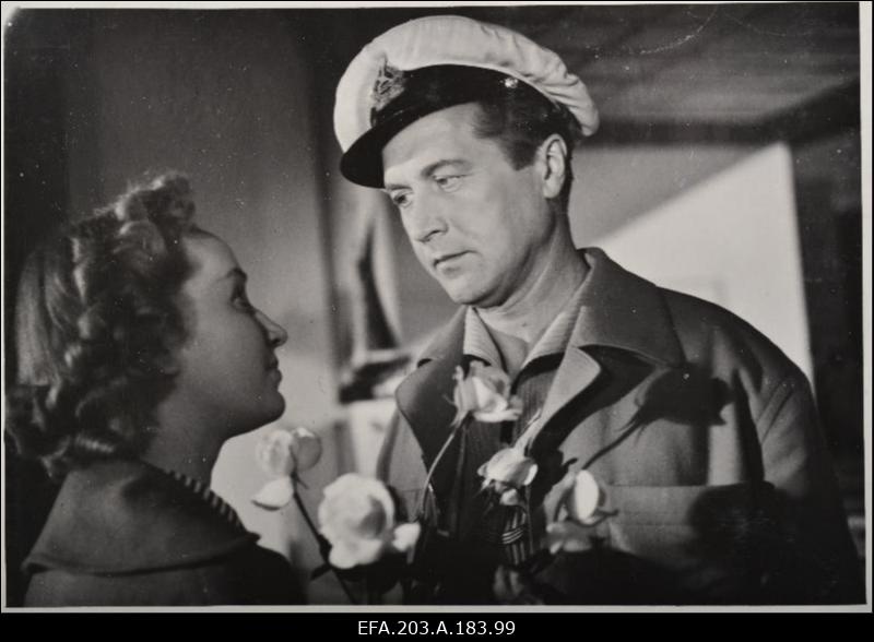 Kaader filmistuudio Tallinnfilm mängufilmist Jahid merel, vasakult: Laine - R. Peramets, Paul - O. Eskola.