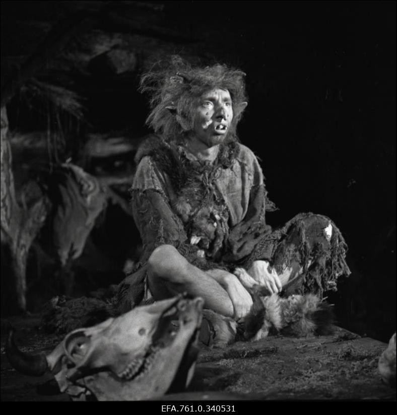 Stuudio "Tallinnfilm" muusikaline lastefilm "Nukitsamees".
Tölpa rollis Urmas Kibuspuu.