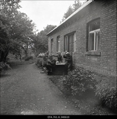 Stuudio "Tallinnfilm" muusikaline lastefilm "Nukitsamees". Võttegrupp einestamas.  similar photo