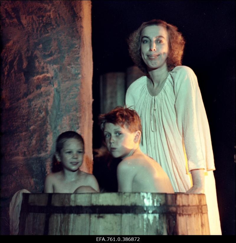 Filmi "Äratus" filmimine. Anne Paluver Salme Petersoni osas. Petersonide lapsed.