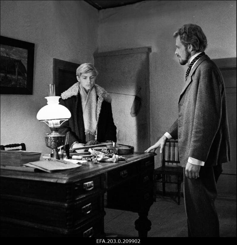 Tallinnfilmi mängufilm "Kevade". Foto filmist. Arno osas Arno Liiver, õpetaja Lauri osas Leonhard Merzin.