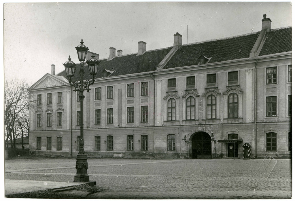Toompea fortress. O-tiiva itself The part of the O-fasade of the Kubermangue building S-pool
