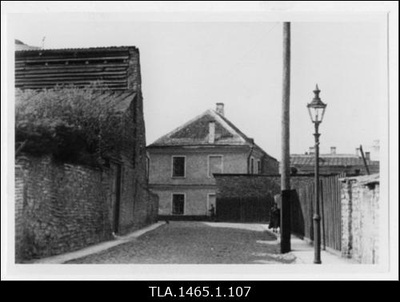 Aia tänav. Otsesuunas algkooli hoone (lammutatud), vasakul heeringapraakimise kuur.  duplicate photo