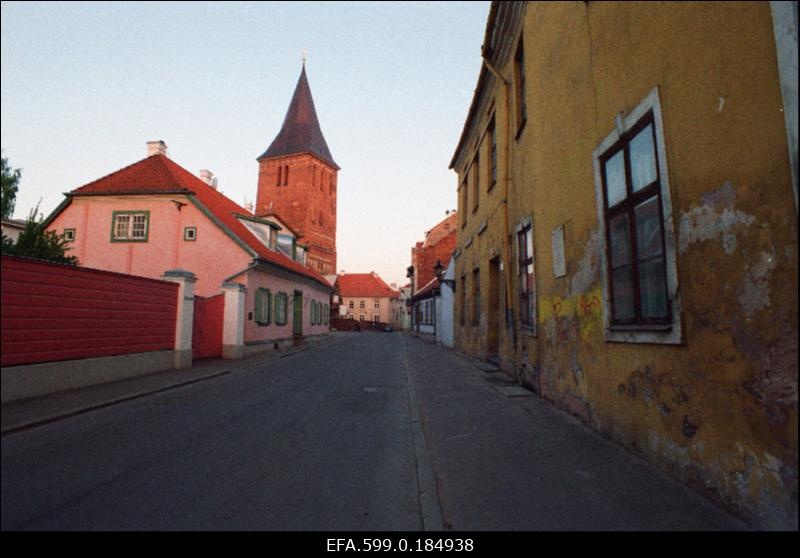 Maja Kesk tänaval.