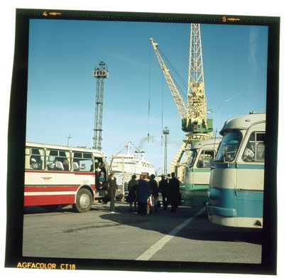Turistid sadamas. Palju busse sadamas.  similar photo