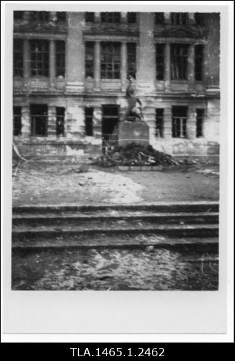 Vaade Suur-Karja tänavalt Reaalkoolile  peale  1944.a  märtsi pommitamist.