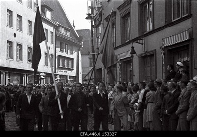 17. juulil 1940.a. korraldatud suurmiiting Riigivolikogu valimistel (14.- 15. juulil) saavutatud võidu puhul. Rongkäik Pikal tänaval.  similar photo