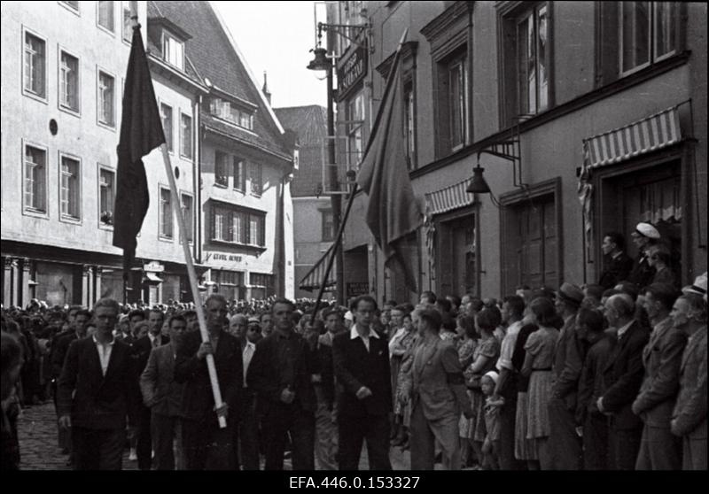 17. juulil 1940.a. korraldatud suurmiiting Riigivolikogu valimistel (14.- 15. juulil) saavutatud võidu puhul. Rongkäik Pikal tänaval.