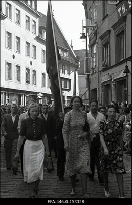17. juulil 1940.a. korraldatud suurmiiting Riigivolikogu valimistel (14.- 15. juulil) saavutatud võidu puhul. Rongkäik Pikal tänaval.  similar photo