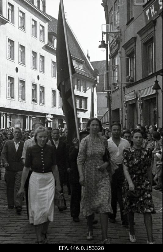 17. juulil 1940.a. korraldatud suurmiiting Riigivolikogu valimistel (14.- 15. juulil) saavutatud võidu puhul. Rongkäik Pikal tänaval.