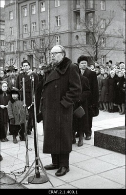 Hans Pöögelmanni mälestussamba avamismiiting. Mälestussammas püstitati Tallinnas Imanta tänava äärsele väljakule, avati 30. detsembril 1960. a  similar photo