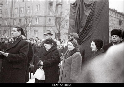 Hans Pöögelmanni mälestussamba avamismiiting. Mälestussammas püstitati Tallinnas Imanta tänava äärsele väljakule, avati 30. detsembril 1960.a  similar photo