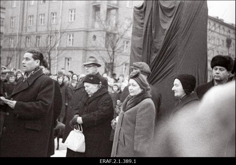 Hans Pöögelmanni mälestussamba avamismiiting. Mälestussammas püstitati Tallinnas Imanta tänava äärsele väljakule, avati 30. detsembril 1960.a