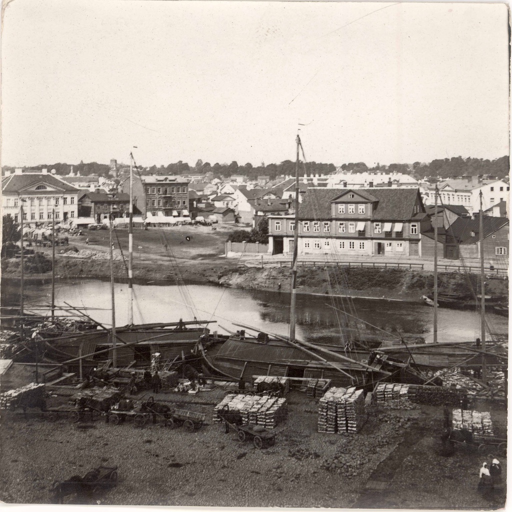 Wooden market on the shore of Emajõe. View over the river on the Fishing Market Street. On the back of the left hotel Bellevue and the beginning of the Raatus street