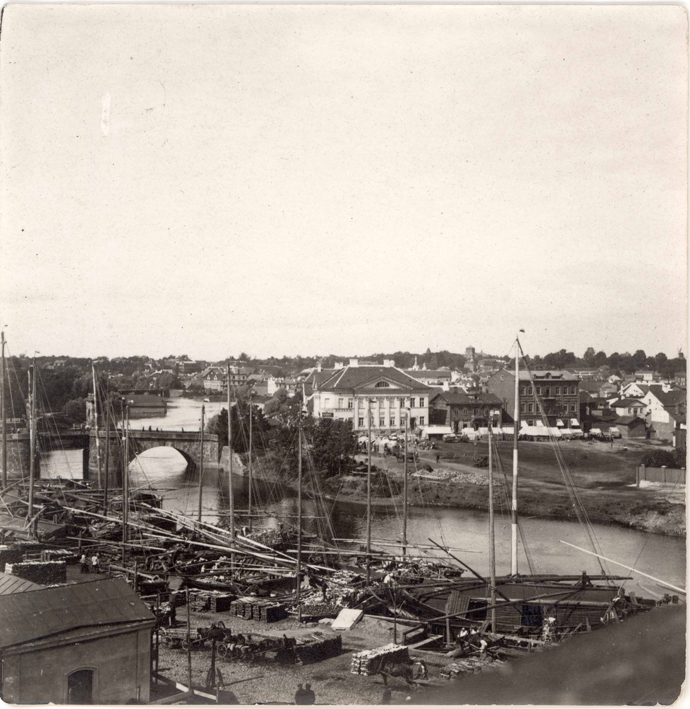 Wooden market on the shore of Emajõe. View New Market and Market from the corner of n towards n. Behind the map Kivisild, hotel Bellevue and the beginning of the Raatus street