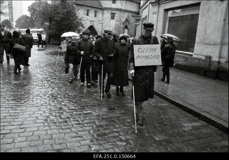 Pimedad ülemaailmsel Valge kepi päeval Tallinna tänaval.