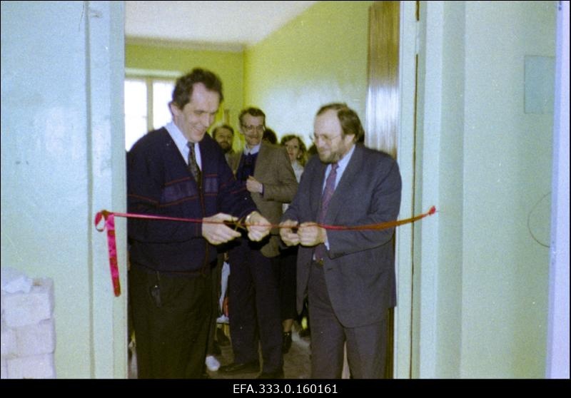 Eesti Filmiarhiivi oma hoone Ristiku tänav 84 avamisel lõikavad lindi läbi Eesti  Filmiarhiivi  direktor  Harald Raudi (vasakul) ja AS-i Valentino juhatuse esimees Rein Pahker. Tagaplaanil (paremalt) Jüri Titov, Pearu Tramberg, Ivi Tomingas.