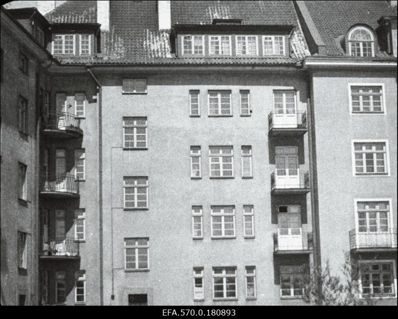 Elamu Faehlmanni ja Kreutzwaldi tänava nurgal, õuevaade (Kreutzwaldi 17 / Faehlmanni 2 & 4).